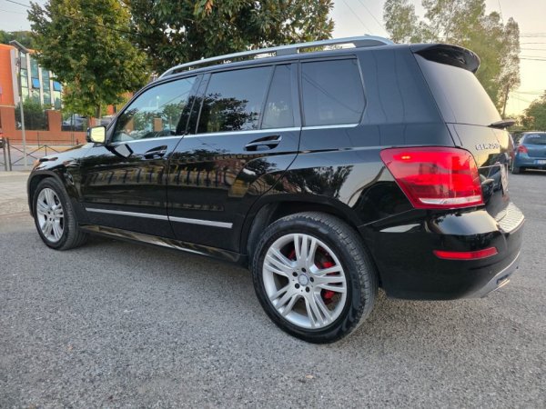 Tirane, shitet makine Mercedez Benc Nafte, e zeze automatik Klima 240.000 km 11.000 €