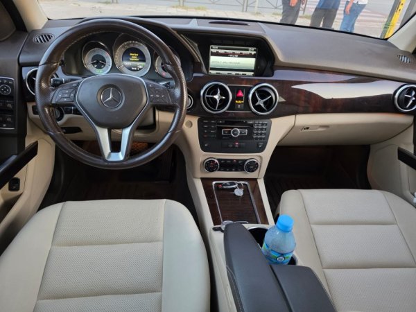 Tirane, shitet makine Mercedez Benc Nafte, e zeze automatik Klima 240.000 km 11.000 €