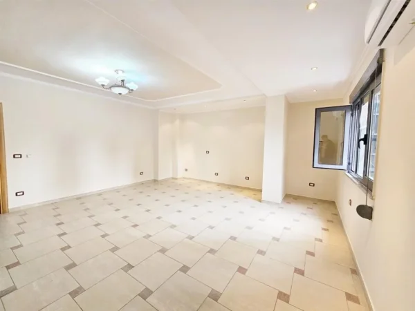 Tirane, jepet me qera ambjent biznesi Kati 4, 132 m² 950 € (qender)