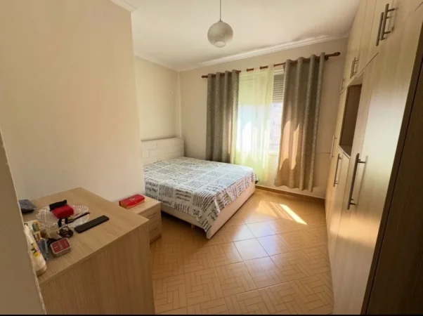 Tirane, jepet me qera apartament 2+1 Kati 4, 450 € 