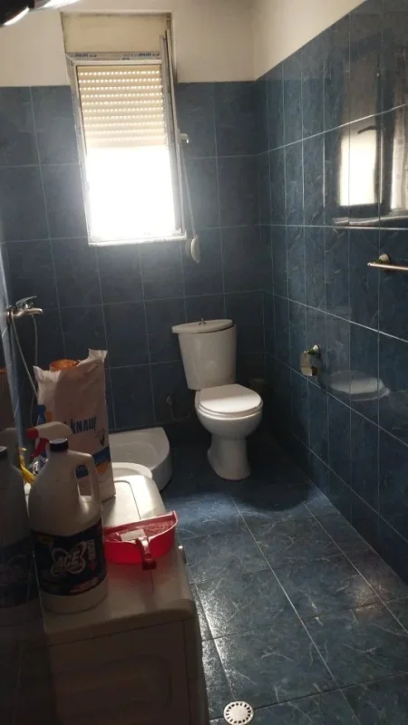 Tirane, jepet me qera apartament 2+1+2+Ballkon Kati 5, 97 m² 450 € (Terminali)