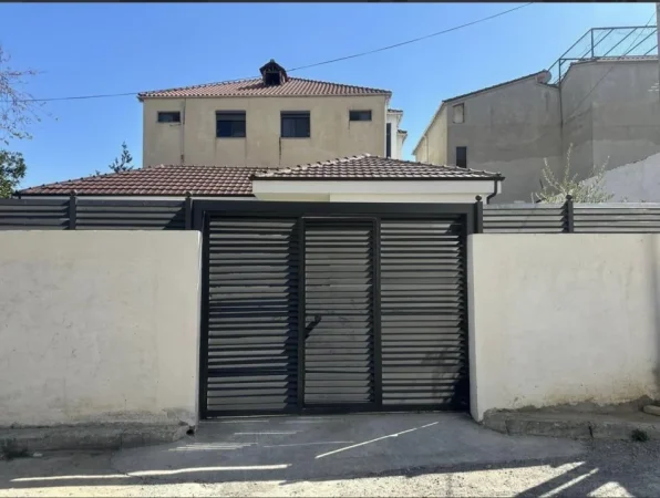 Tirane, shitet shtepi 2+1+Ballkon , 127 m² 280.000 € 