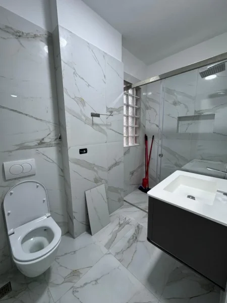 Tirane, jepet me qera apartament 1+1 Kati 4, 700 € 