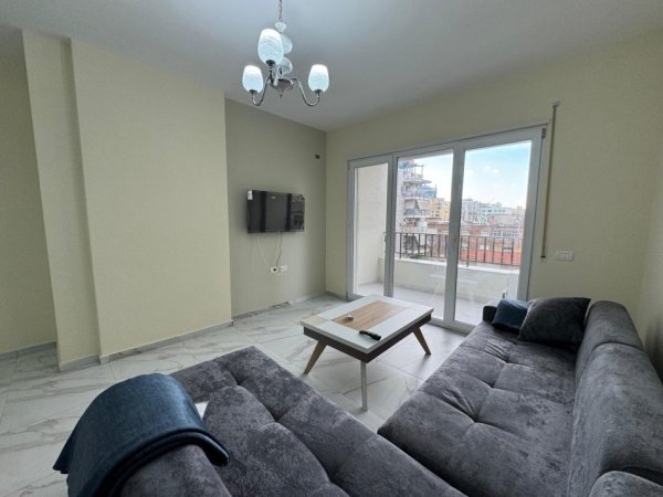 Tirane, jepet me qera apartament 1+1 Kati 4, 700 € 