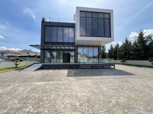 Tirane, jepet me qera magazine Kati 0, 3.000 m² 15.000 € (Mëzez)