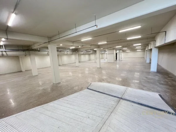 Tirane, jepet me qera magazine Kati 0, 3.000 m² 15.000 € (Mëzez)