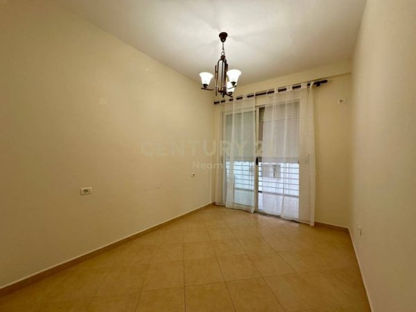 Tirane, jepet me qera apartament 3+1 Kati 1, 116 m² 750 € (RRUGA PETI)