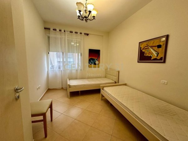 Tirane, jepet me qera apartament 3+1 Kati 1, 116 m² 750 € (RRUGA PETI)