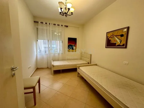 Tirane, jepet me qera apartament 3+1 Kati 1, 116 m² 750 € (RRUGA PETI)