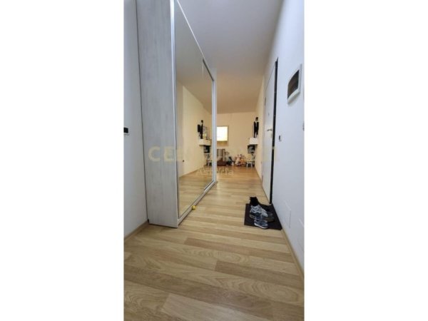 Tirane, jepet me qera apartament 1+1 Kati 3, 73 m² 500 € (Rr. Xhon Kenedi)