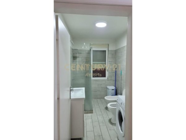 Tirane, jepet me qera apartament 1+1 Kati 3, 73 m² 500 € (Rr. Xhon Kenedi)