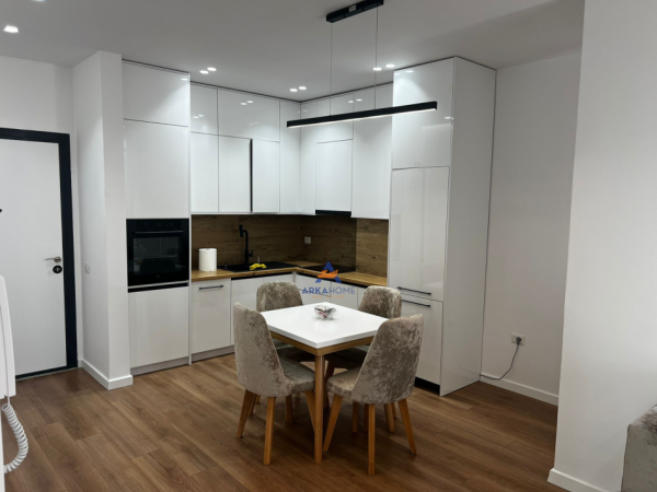 Tirane, jepet me qera apartament 2+1+Ballkon , 115 m² 800 € (PRANE VOTRES, ISH FUSHA E AVIACIONIT)