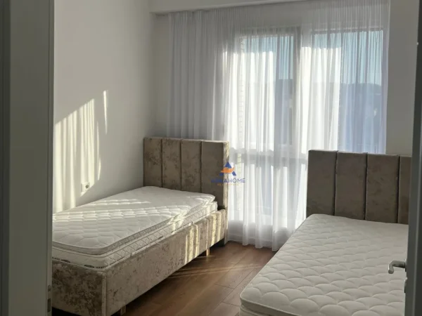 Tirane, jepet me qera apartament 2+1+Ballkon , 115 m² 800 € (PRANE VOTRES, ISH FUSHA E AVIACIONIT)