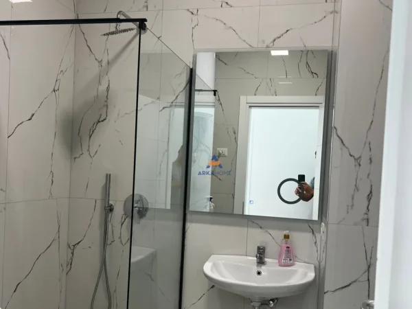 Tirane, jepet me qera apartament 2+1+Ballkon , 115 m² 800 € (PRANE VOTRES, ISH FUSHA E AVIACIONIT)