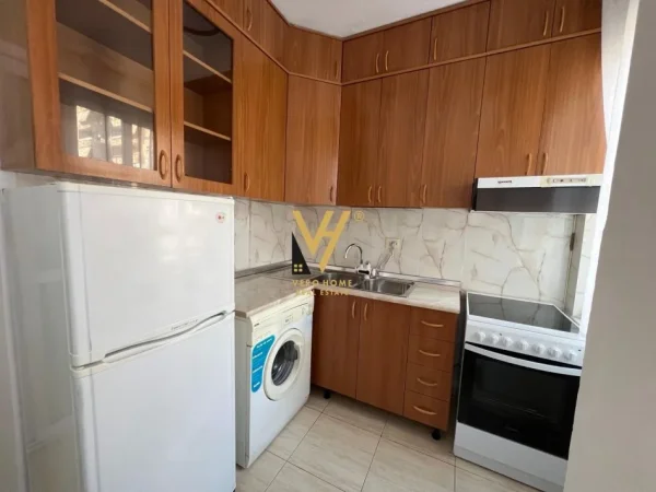 Tirane, jepet me qera apartament 1+1+Ballkon Kati 3, 63 m² 650 € (KOMUNA E PARISIT)