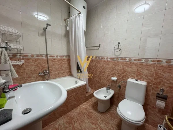 Tirane, jepet me qera apartament 1+1+Ballkon Kati 3, 63 m² 650 € (KOMUNA E PARISIT)