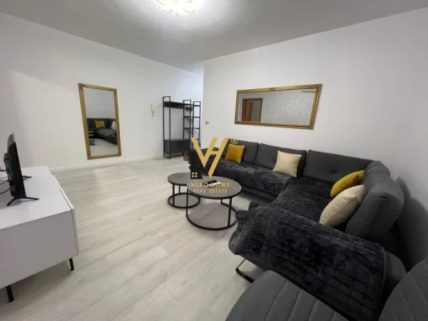 Tirane, jepet me qera apartament 1+1+Ballkon Kati 3, 63 m² 650 € (KOMUNA E PARISIT)