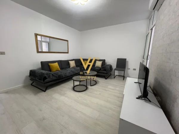 Tirane, jepet me qera apartament 1+1+Ballkon Kati 3, 63 m² 650 € (KOMUNA E PARISIT)