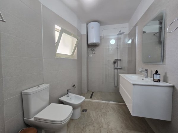 Tirane, jepet me qera apartament 2+1 Kati 5, 100 m² 850 € (Tek Prokuroria e Tiranes)