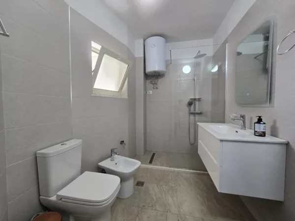 Tirane, jepet me qera apartament 2+1 Kati 5, 100 m² 850 € (Tek Prokuroria e Tiranes)