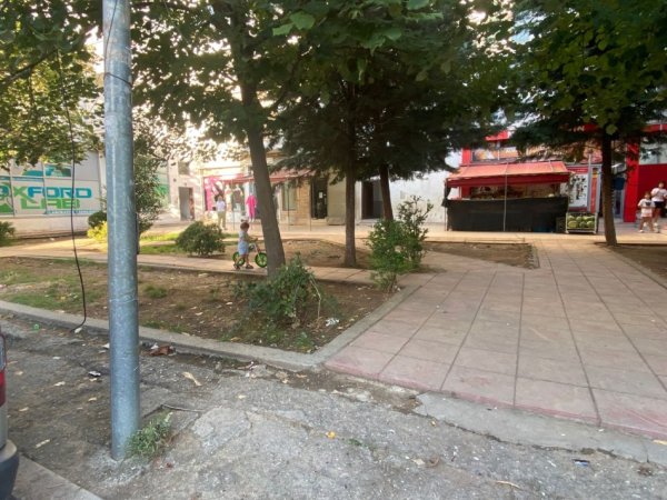 Jepet me Qera Lokal 64 m² + Ambiente të Jashtme në Fushë Mezez.
