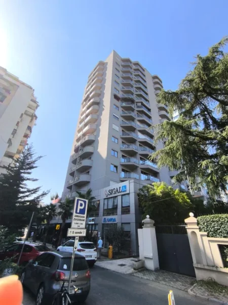 Tirane, jepet me qera ambjent biznesi Kati 1, 228 m² 22 € (rruga ukaraina e lire)