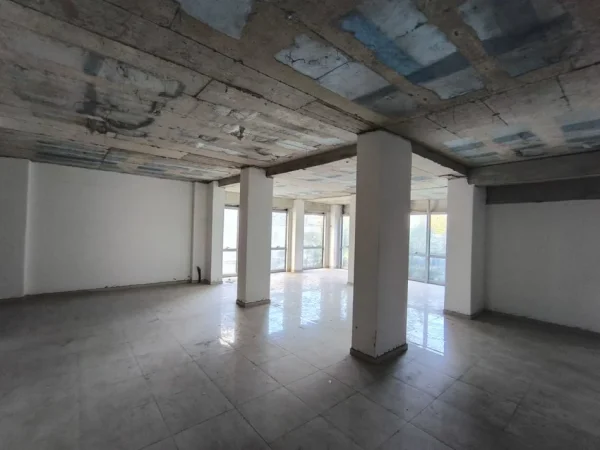 Tirane, jepet me qera ambjent biznesi Kati 1, 228 m² 22 € (rruga ukaraina e lire)