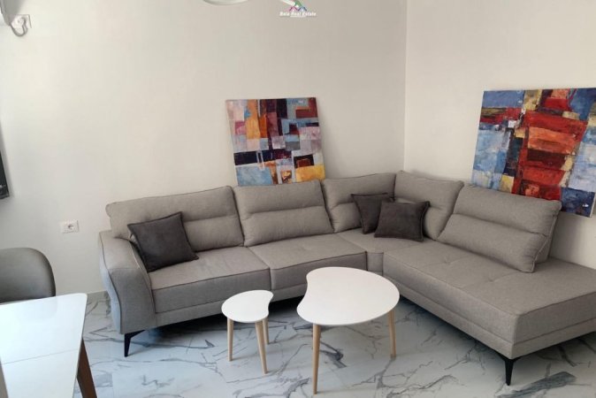 Tirane, jepet me qera apartament 2+1 Kati 4, 100 m² 500 € (PRNE BRRYLIT)