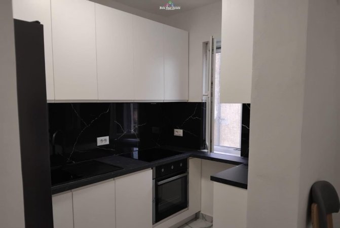 Tirane, jepet me qera apartament 2+1 Kati 4, 100 m² 500 € (PRNE BRRYLIT)