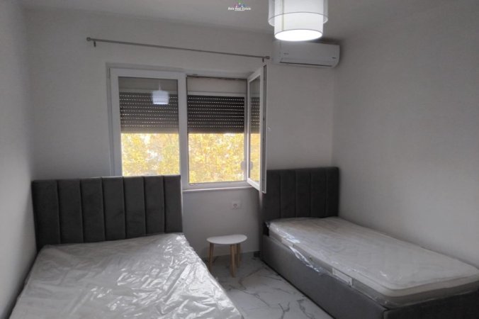 Tirane, jepet me qera apartament 2+1 Kati 4, 100 m² 500 € (PRNE BRRYLIT)