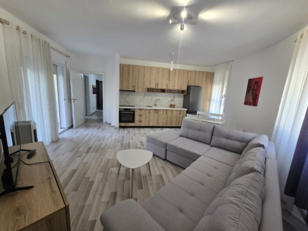 Tirane, shitet apartament 1+1+Aneks+Ballkon Kati 2, 82 m² 98.000 € (fresku)