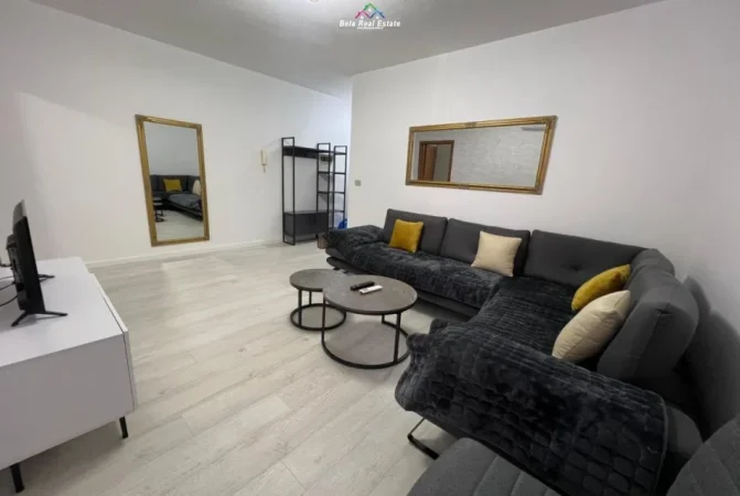 Shqiperi, jepet me qera apartament 1+1 Kati 3, 70 m² 650 € (PRANE LULISHTES)