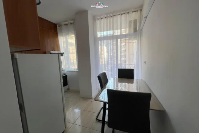 Shqiperi, jepet me qera apartament 1+1 Kati 3, 70 m² 650 € (PRANE LULISHTES)