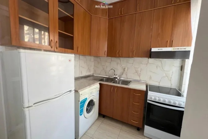 Shqiperi, jepet me qera apartament 1+1 Kati 3, 70 m² 650 € (PRANE LULISHTES)