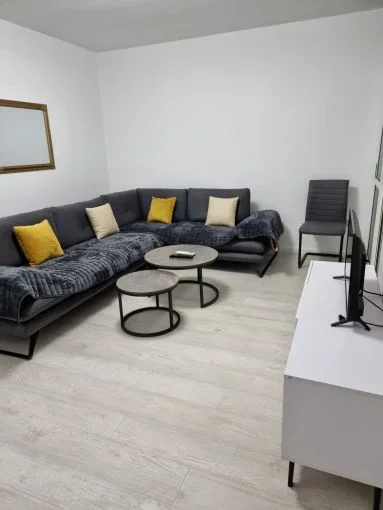 Tirane, jepet me qera apartament 1+1+Aneks+Ballkon Kati 3, 64 m² 650 € (komuna e parisit)