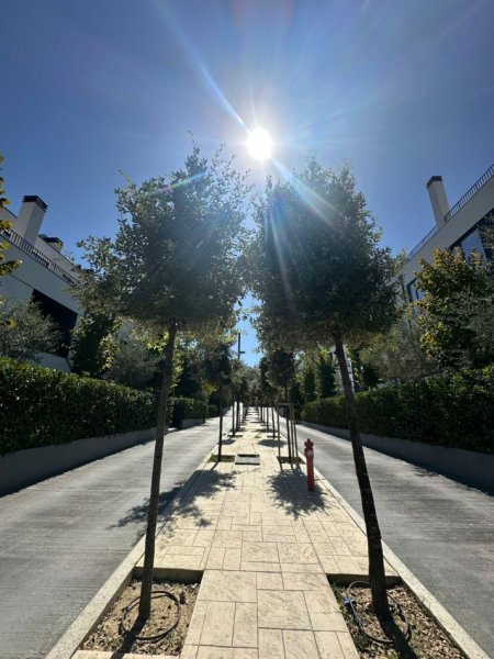 Tirane, jepet me qera apartament 3+1 Kati 1, 170 m² 2.000 € (Vilat Forest)