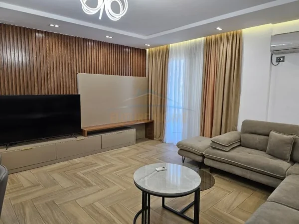 Tirane, jepet me qera apartament 2+1 Kati 4, 94 m² 800 € (21 Dhjetori)