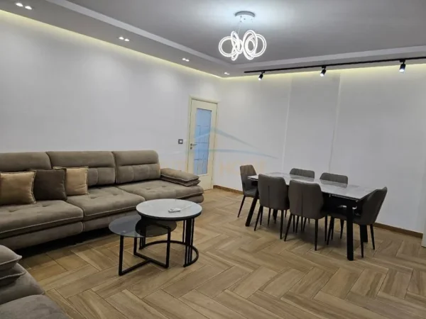 Tirane, jepet me qera apartament 2+1 Kati 4, 94 m² 800 € (21 Dhjetori)