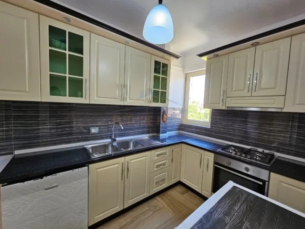 Tirane, jepet me qera apartament 2+1 Kati 4, 94 m² 800 € (21 Dhjetori)