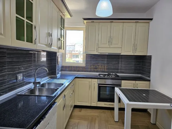 Tirane, jepet me qera apartament 2+1 Kati 4, 94 m² 800 € (21 Dhjetori)