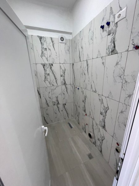 Tirane, jepet me qera zyre Kati 3, 90 m² 900 € (SELVIA)