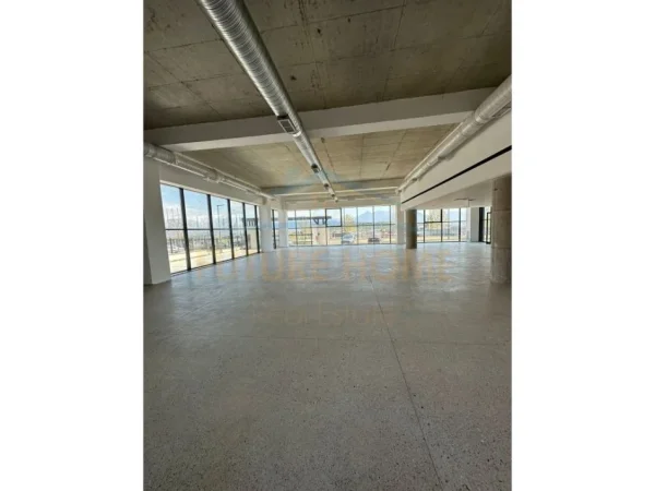 Tirane, jepet me qera ambjent biznesi , 4.542 m² 30.000 € (Autosrtada Tiranë- Durrës)