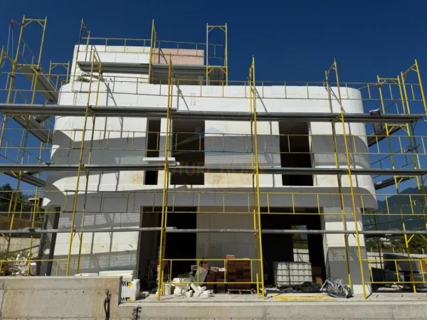 Tirane, shitet Vile 4+1 Kati 2, 828 m² 590.000 € (Farke)