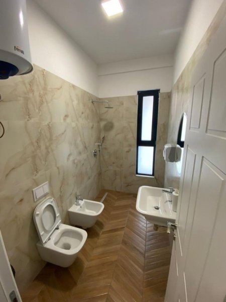 Tirane, jepet me qera 2+1+Ballkon Kati 4, 133 m² 950 € (Rruga e Kavajes)