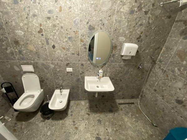 Tirane, jepet me qera 2+1+Ballkon Kati 4, 133 m² 950 € (Rruga e Kavajes)