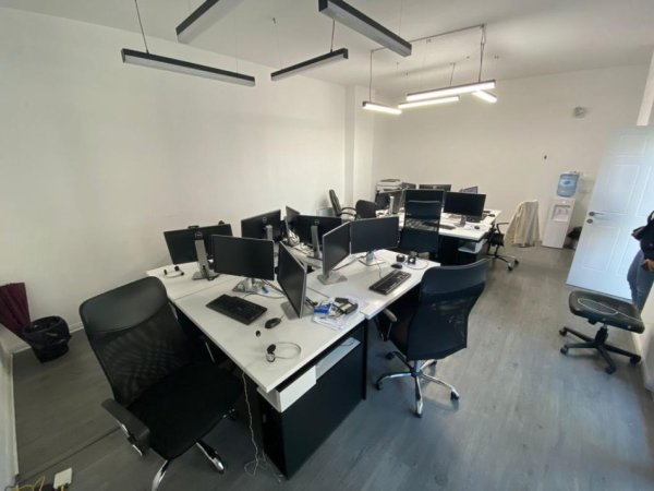 Tirane, jepet me qera 2+1+Ballkon Kati 4, 133 m² 950 € (Rruga e Kavajes)