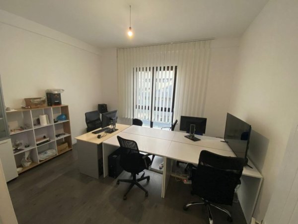 Tirane, jepet me qera 2+1+Ballkon Kati 4, 133 m² 950 € (Rruga e Kavajes)