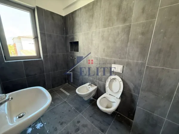 Tirane, jepet me qera apartament 2+1+Ballkon Kati 3, 120 m² 800 € (Ish Fusha e Aviacionit)