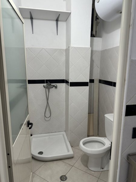 Tirane, jepet me qera dyqan Kati 0, 38 m² 550 € (SHESHI WILLSON)