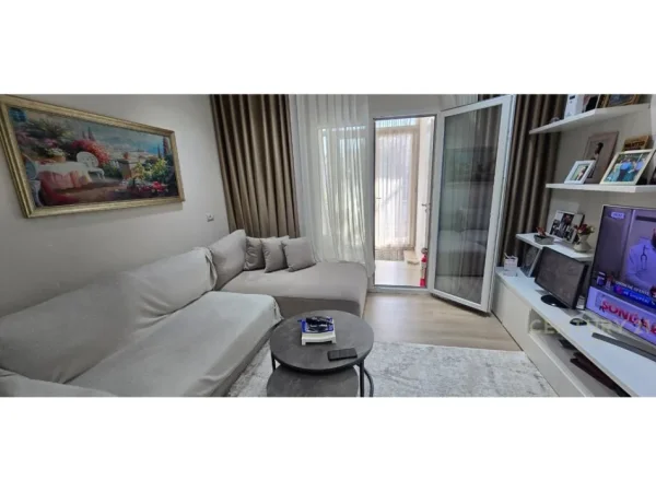 Tirane, jepet me qera apartament 2+1 Kati 2, 120 m² 800 € (Don Bosko)